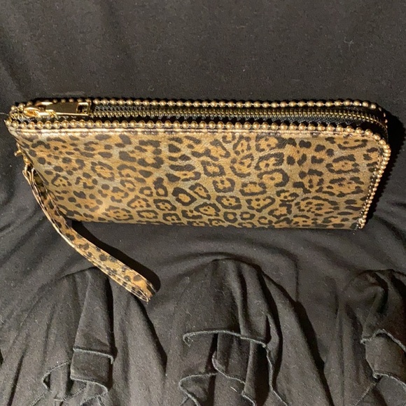 NWOT Leopard wristlet. - Picture 2 of 7
